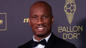 un homme souriant