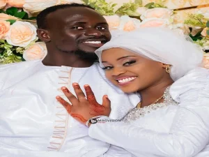 Sadio Mané et sa dulcinée souriants