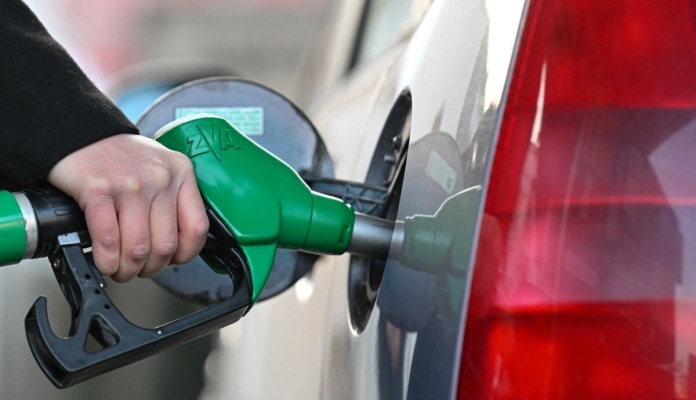Carburant-station-voiture une voiture en train de faire son plein dans une station service