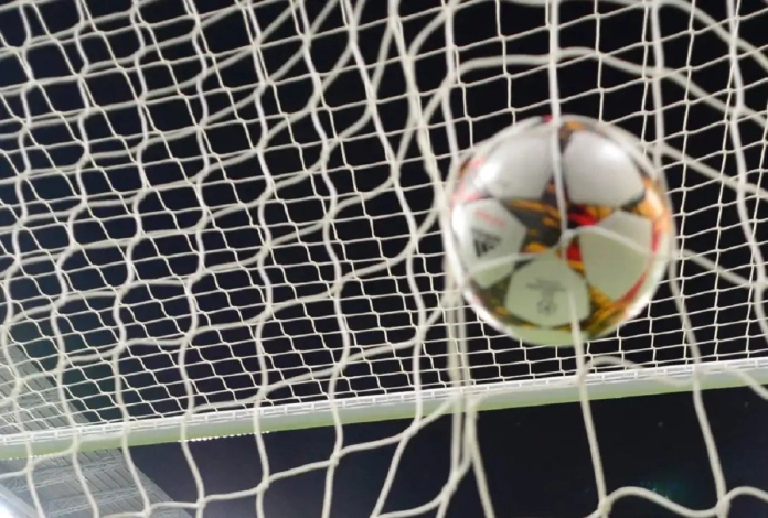 un-ballon-de-football-dans-les-filets un ballon de football dans les filets