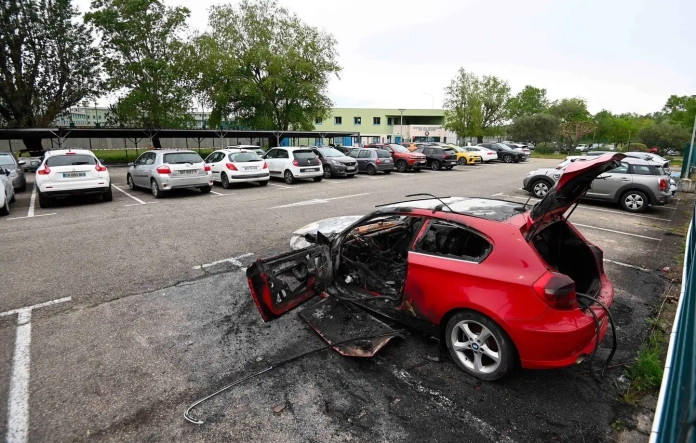 Vers 05h20 mercredi, trois véhicules ont été incendiés devant la prison de Tarascon (Bouches-du-Rhône), sur un parking « isolé, réservé aux personnels, grillagé et à l'accès sécurisé par un digicode », a indiqué le Vers 05h20 mercredi, trois véhicules ont été incendiés devant la prison de Tarascon (Bouches-du-Rhône), sur un parking « isolé, réservé aux personnels, grillagé et à l'accès sécurisé par un digicode », a indiqué le procureur de Tarascon, Laurent Gumbau.