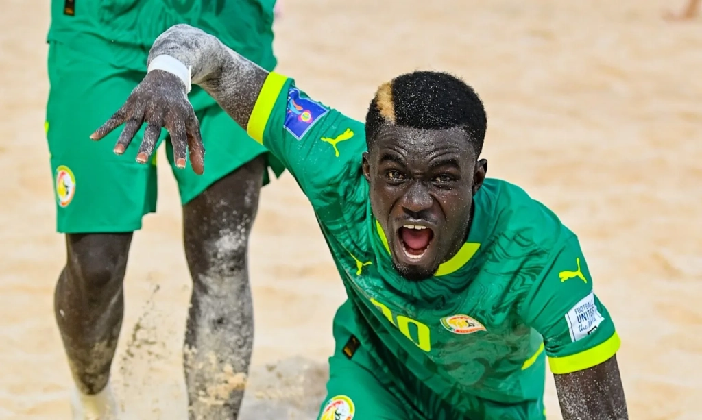 Les Sénégalais célèbrent leur qualification pour les demi-finales de la Coupe du monde de Beach Soccer 2025