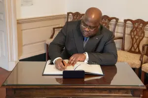 Félix Tshisekedi signing the United States Department of State guestbook in Washington, archive of March 3, 2020