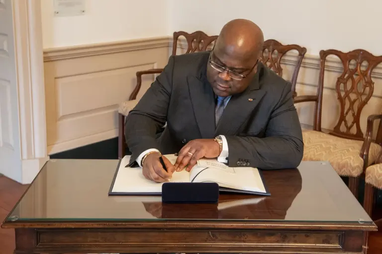 Félix Tshisekedi signing the United States Department of State guestbook in Washington, archive of March 3, 2020