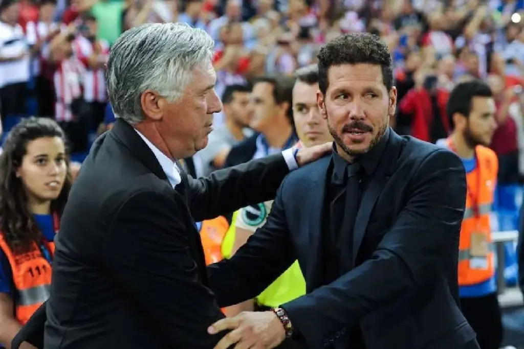 Carlo Ancelotti (entraineur du Real Madrid) et Diego Simeone (entraineur de l'Atletico) se saluant aprÃ¨s le derby