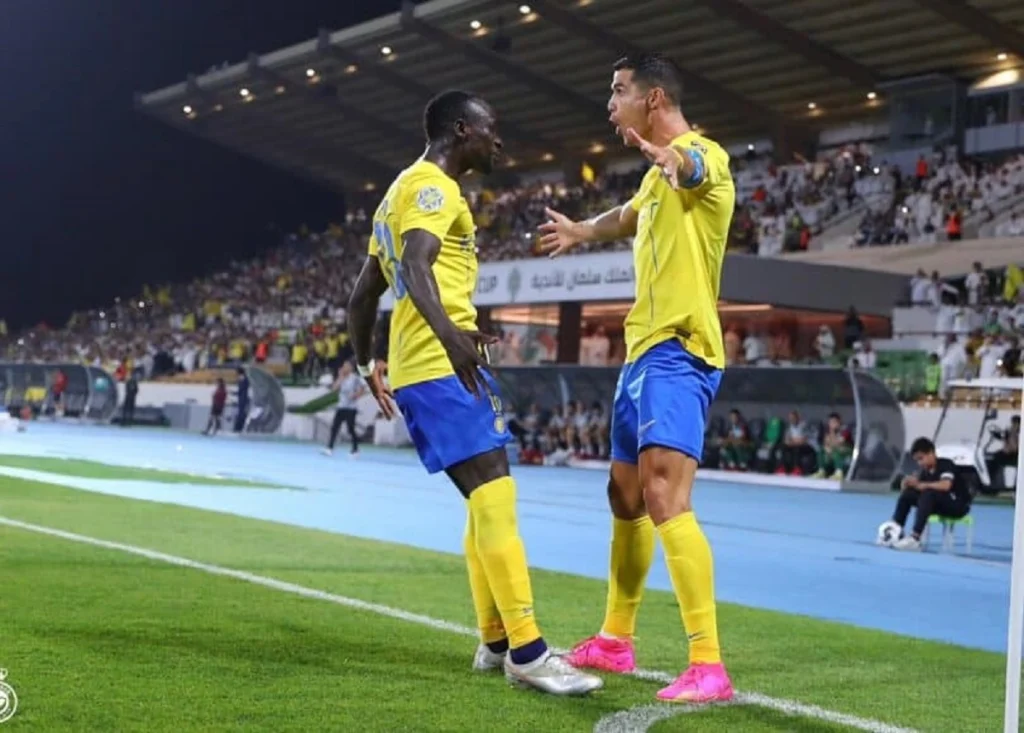 Sadio Mané et Cristiano Ronaldo célèbrent leur but