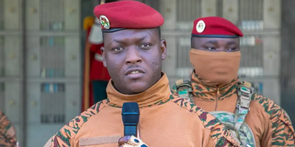 Le Capitaine Ibrahim TRAORÉ, président du Burkina Faso lors de la montée des couleurs nationales