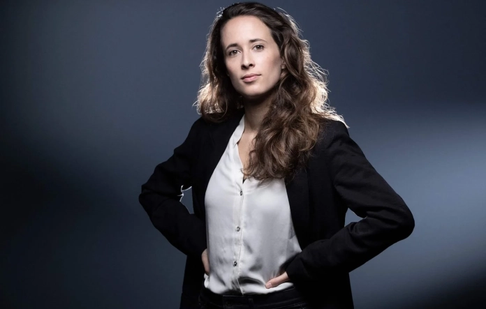 Clémence Guetté, alors secrétaire générale du groupe parlementaire La France Insoumise (LFI), lors d'une séance photo à Paris le 14 avril 2021