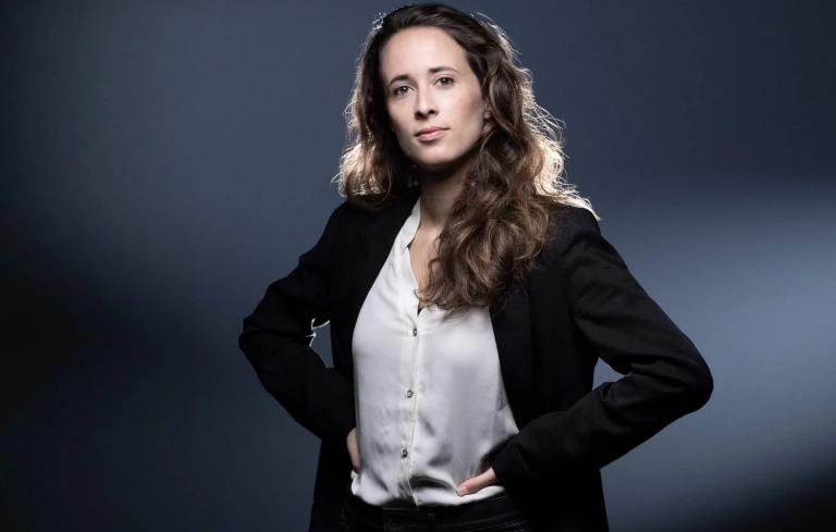 Clémence Guetté, alors secrétaire générale du groupe parlementaire La France Insoumise (LFI), lors d'une séance photo à Paris le 14 avril 2021