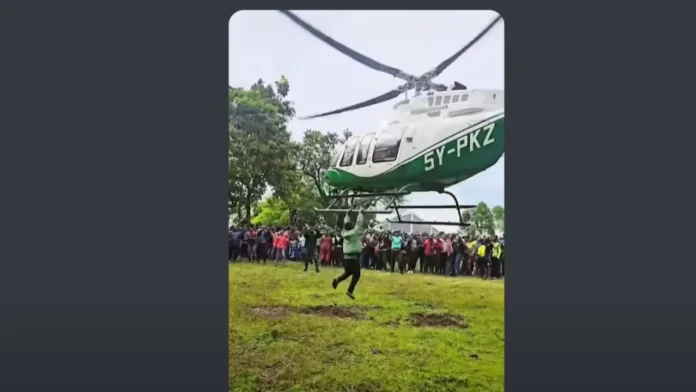 Ce Kenyan s'accroche à un hélicoptère en train de décoller
