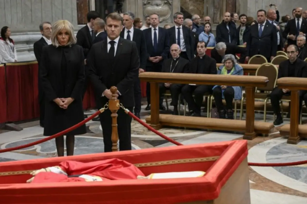 Cette photo prise et distribuée le 25 avril 2025 par The Vatican Media montre le président français Emmanuel Macron et son épouse Brigitte Macron rendant hommage au pape François à la basilique Saint-Pierre au Vatican. @ martin