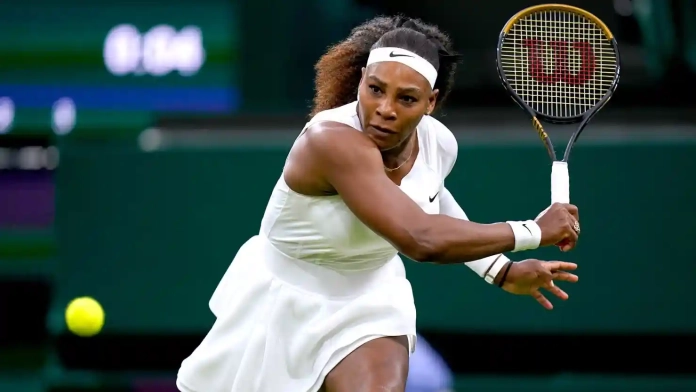 Serena Williams en action lors de son match de simple du premier tour de Wimbledon contre Aliaksandra Sasnovich sur le Centre Court le 29 juin 2021. Adam Davy_PA Images_Getty Images