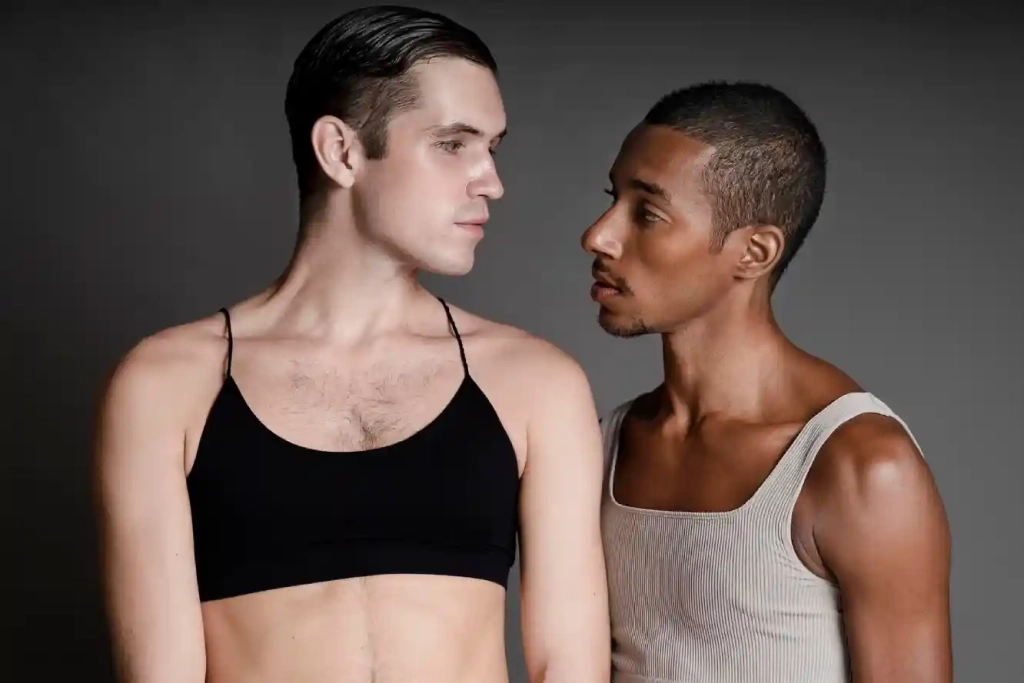 Transgenres de plan moyen posant @ Conçu par Freepik