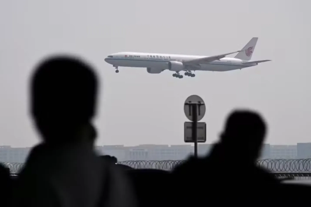 Un Boeing 777-300 d’Air China, le 10 avril 2025, à l’aéroport de Pékin. WANG ZHAO _ AFP