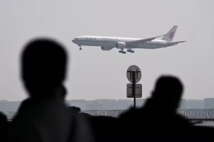 Un Boeing 777-300 d’Air China, le 10 avril 2025, à l’aéroport de Pékin. WANG ZHAO _ AFP