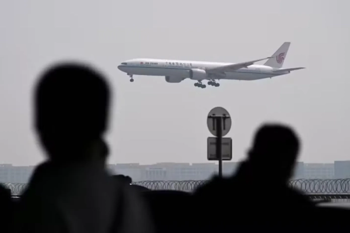 Un Boeing 777-300 d’Air China, le 10 avril 2025, à l’aéroport de Pékin. WANG ZHAO _ AFP