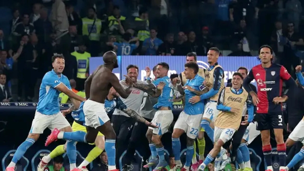 Les joueurs de Naples célèbrent leur 4è Scudetto