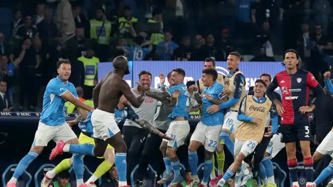 Les joueurs de Naples célèbrent leur 4è Scudetto