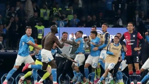 Les joueurs de Naples célèbrent leur 4è Scudetto