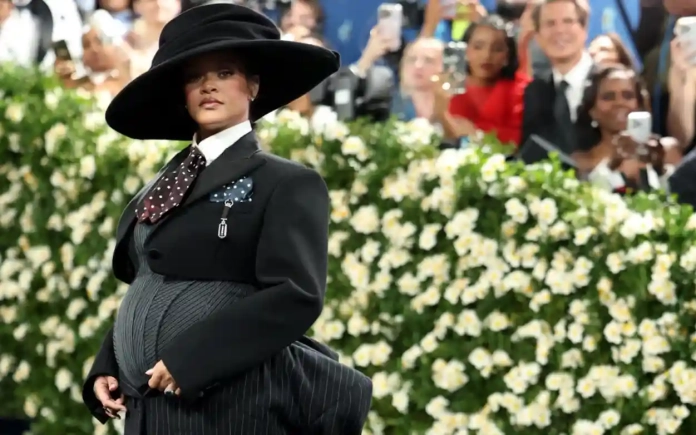 Rihanna, enceinte, au Met Gala. REUTERS_Mario Anzuoni