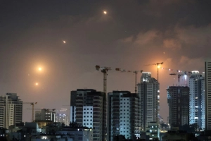 1762546-le-ciel-israelien-vise-par-des-missiles-iraniens-le-vendredi-13-juin