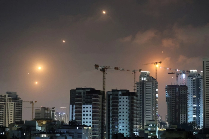 1762546-le-ciel-israelien-vise-par-des-missiles-iraniens-le-vendredi-13-juin