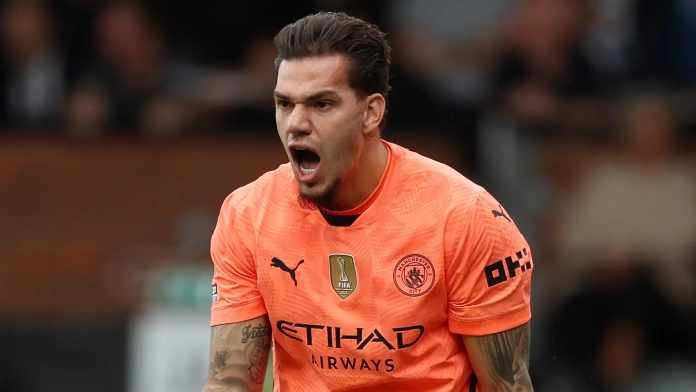 Le gardien de but de Manchester City, Ederson
