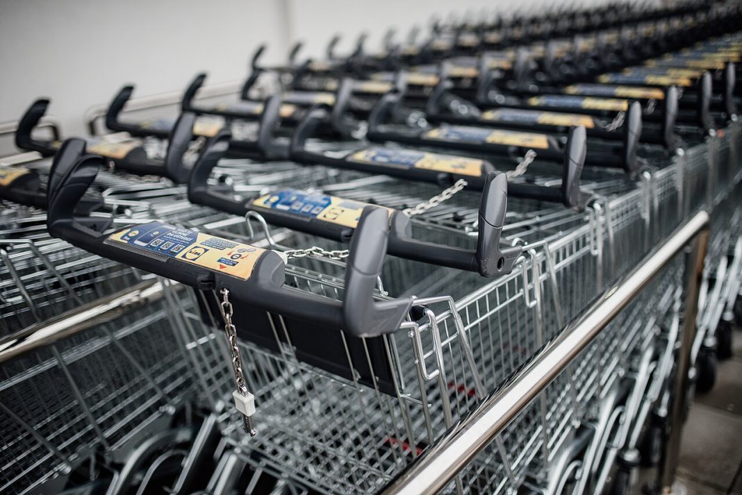 Chariots alignés dans un supermarché pour illustrer les courses