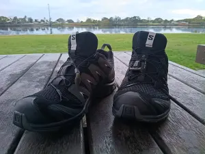 Chaussure de trail et randonnée noire à semelle technique