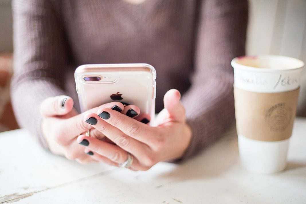 Femme consultant des contenus sur son smartphone