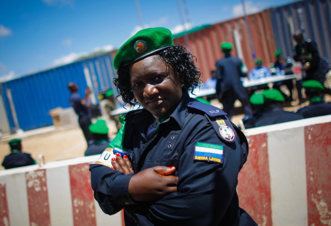 Policière de Sierra Leone en uniforme