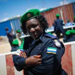 Policière de Sierra Leone en uniforme