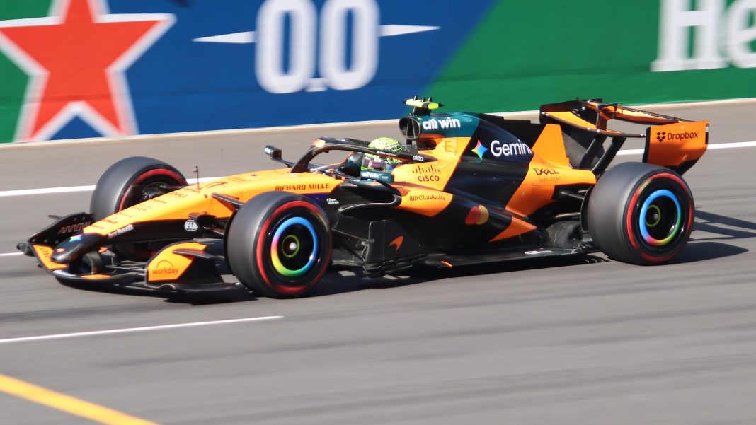 Lando Norris au volant de la McLaren MCL40 en Formule 1