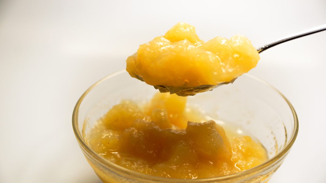 Compote de pommes servie dans un bol
