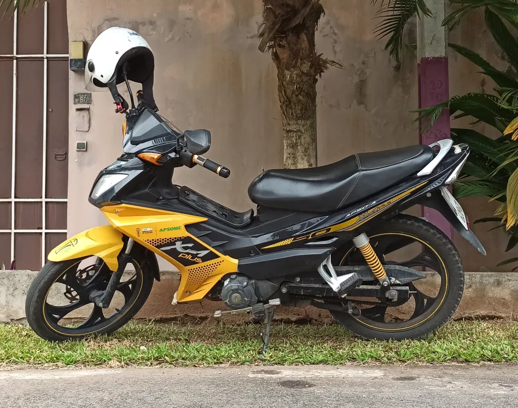 Moto avec casque de protection à Cocody en Côte d’Ivoire