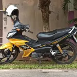 Moto avec casque de protection à Cocody en Côte d’Ivoire