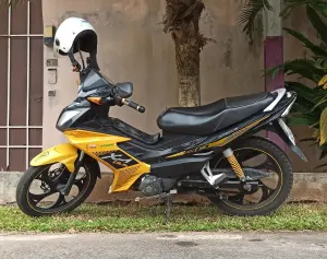 Moto avec casque de protection à Cocody en Côte d’Ivoire