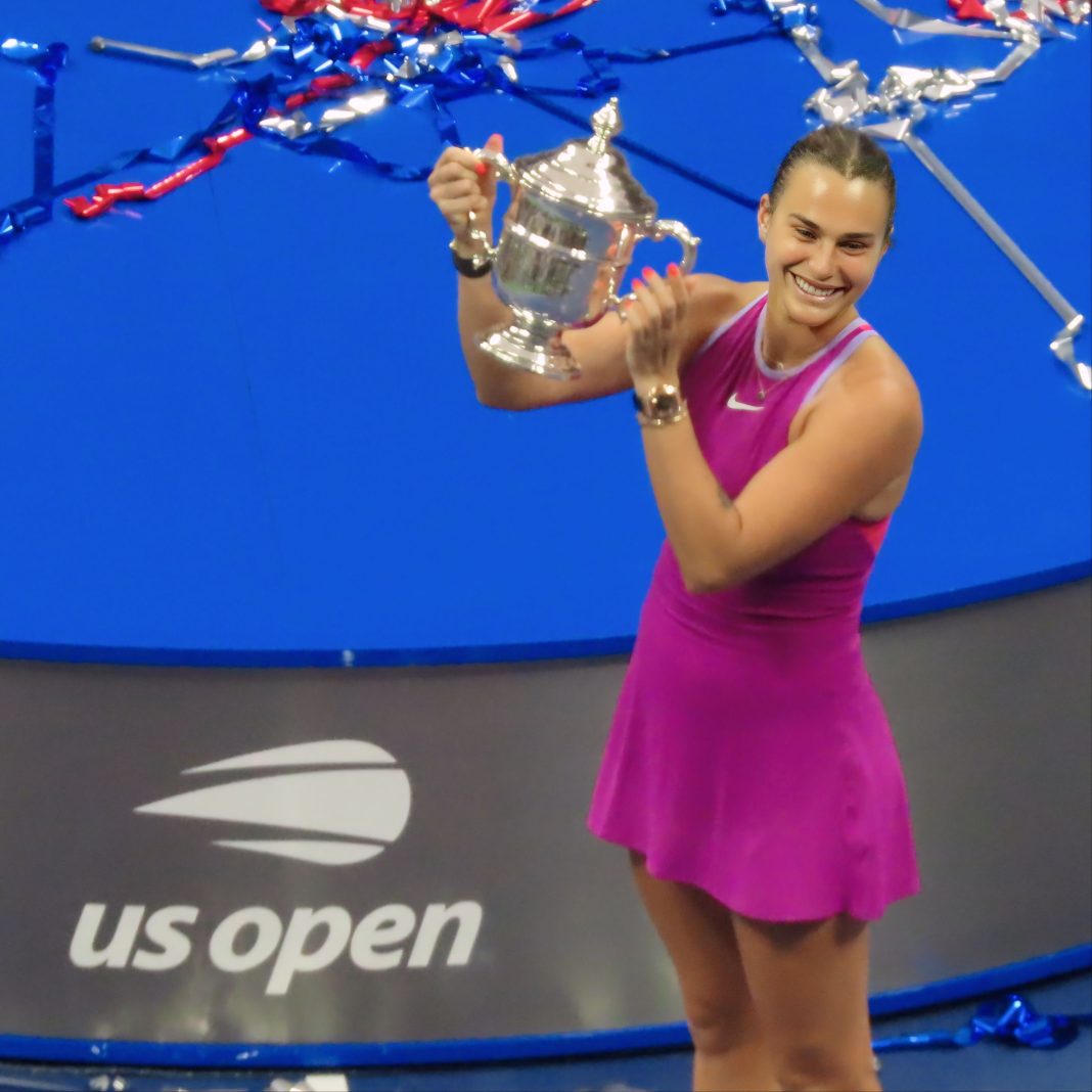 Aryna Sabalenka avec le trophée de l’US Open