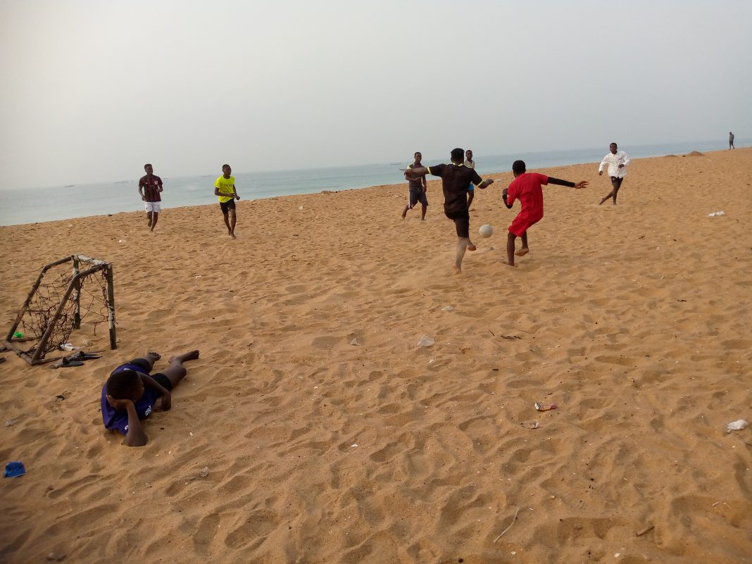 Match de beach soccer sur une plage — image d’illustration