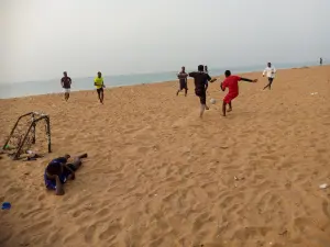 Match de beach soccer sur une plage — image d’illustration