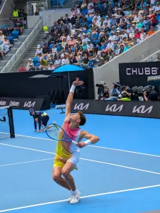 Ben Shelton au service lors de l’Open d’Australie 2025