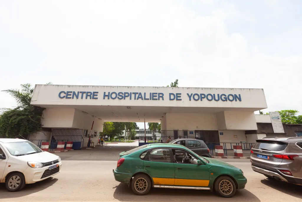 Entrée du Centre hospitalier universitaire de Yopougon à Abidjan