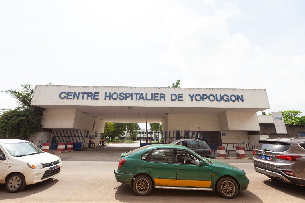 Entrée du Centre hospitalier universitaire de Yopougon à Abidjan