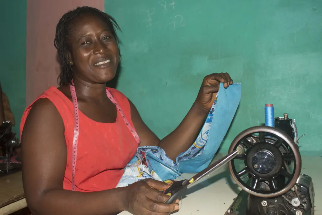 Mode ivoirienne : une couturière à Yopougon, Abidjan