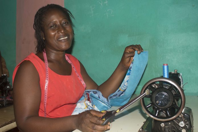 Couturière à Yopougon Mode ivoirienne : une couturière à Yopougon, Abidjan