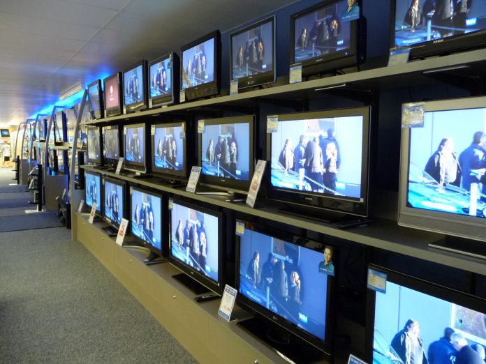 Téléviseurs exposés dans un magasin d’électronique — image d’illustration