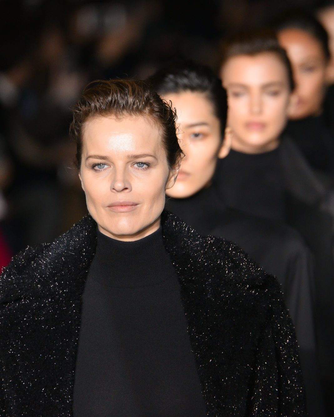 Une silhouette sur le podium d’un défilé Max Mara à Milan