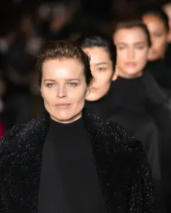 Une silhouette sur le podium d’un défilé Max Mara à Milan
