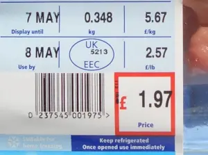 Étiquette de date limite sur un emballage alimentaire