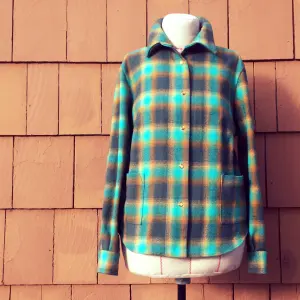 Chemise à carreaux en flanelle sur mannequin